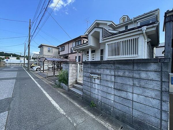 車通りの少ない閑静な住宅地、のびのびした子育てに適します。