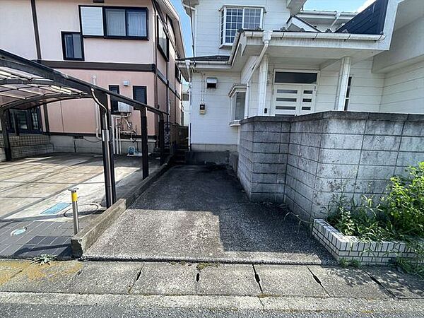 マイカースペースを1台分確保。現地で車幅と共にご確認ください。