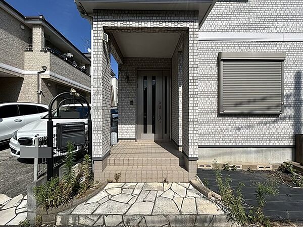 アプローチからの玄関がおしゃれな住宅。出発も帰宅も楽しみになるかも。