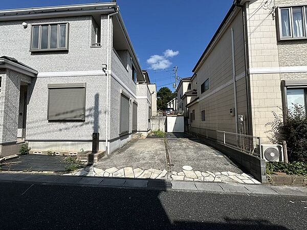 駐車場は2台まで駐車可能。マイカーの車幅もお確かめください。