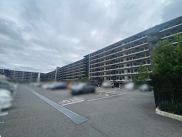 車通りの少ない閑静な住宅地、のびのびした子育てに適します。