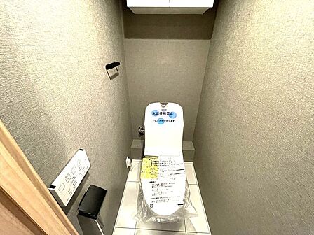 お掃除らくらく。便座脇の操作盤をなくした、リモコンタイプのお手洗い。