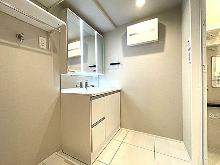 三面鏡にハンドシャワー付き、 使いやすい洗面台。