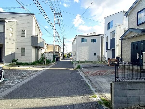 幹線道路から1本入った現地は、想像以上に静かに感じられます。