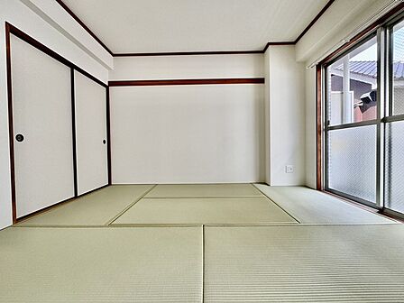 大きな窓から明るい日差しが差し込みます