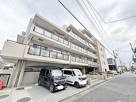タイル張りの荘厳な外観は、マンションならでは。