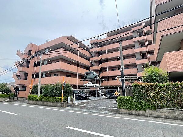 近隣にはコンビニやスーパー、ドラッグストアもあります。