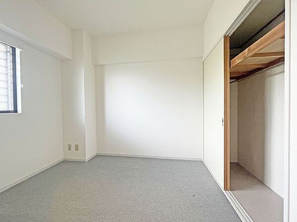 今からここを誰のお部屋にしようか、そんな洋室。大きさは5帖です。