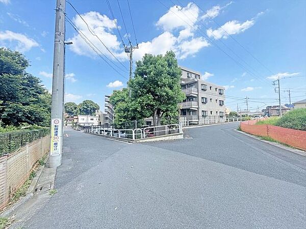 幹線道路から1本入った現地は、想像以上に静かに感じられます。