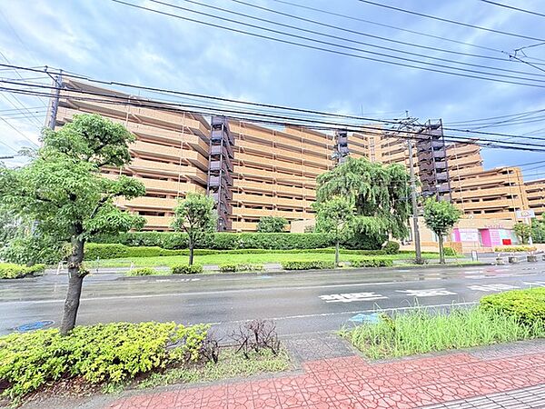 整えられた植栽とゆとりある敷地が心地よい時間を演出します