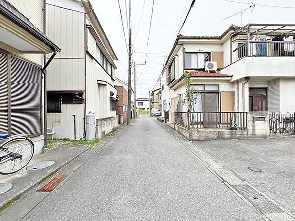 住民の方が主に利用する交通量少なめの道路に面してます。