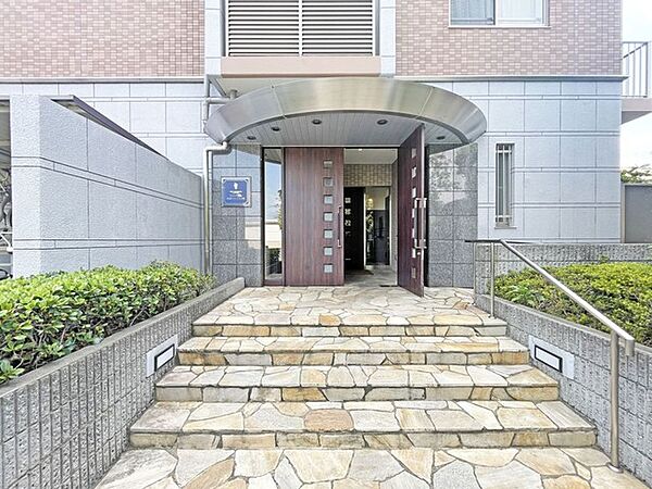 管理人さんがメンテナンスしてくれるエントランス。