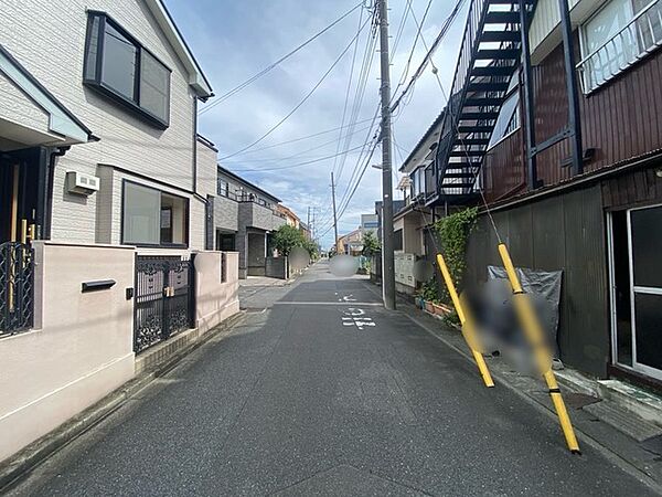 車通りの少ない住宅街に立地してます。
