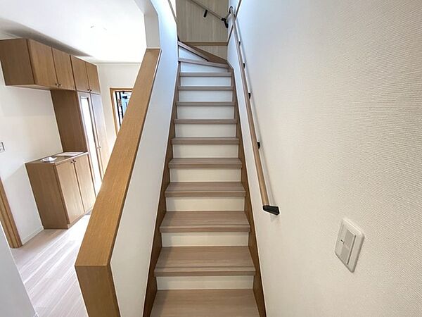 階段には手すりがついています