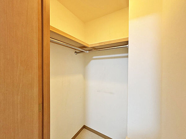 収納力と使い勝手がうれしいウォークインクローゼットがあります