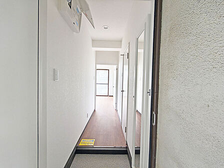 玄関を開けたらシューズボックス、使いやすい配置です。 