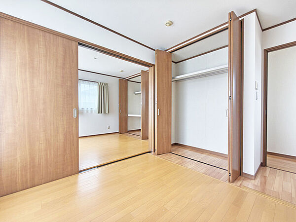 住宅街の2階南向きのお部屋です。日当たりはご覧のとおり。