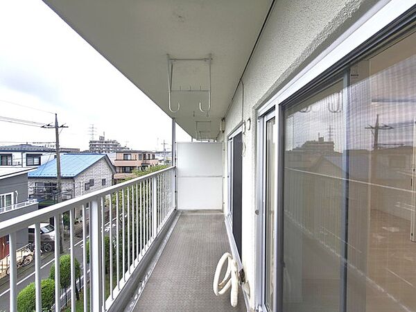 らくらくお洗濯を助ける広いバルコニー。
