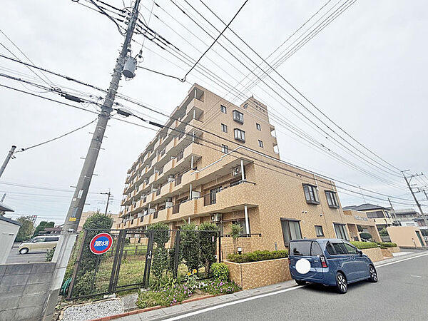 タイル張りの荘厳な外観は、マンションならでは。