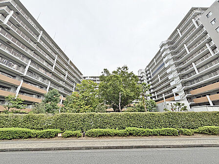 タイル張りの荘厳な外観は、マンションならでは。