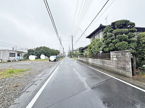 前面道路は歩道も整備され、小さなお子様にも安心です。