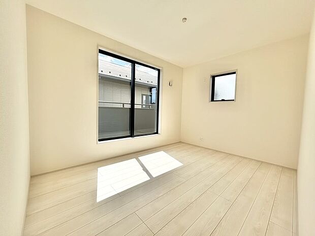 たっぷりの陽光に包まれる明るい住まい。