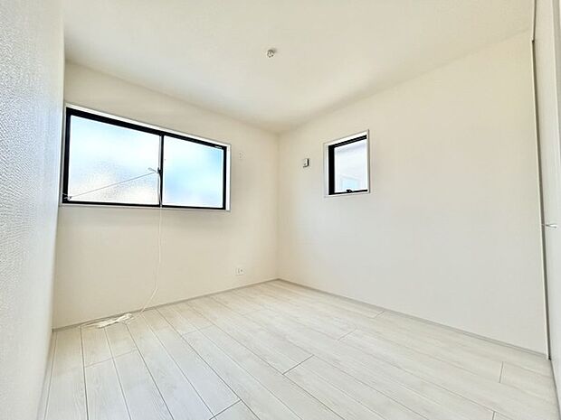 新築の木の匂いのする室内。写真では伝わらないので、ぜひ現地でお確かめください。