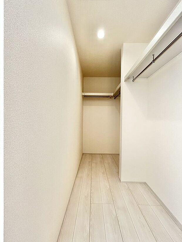 収納力と使い勝手がうれしいウォークインクローゼットがあります