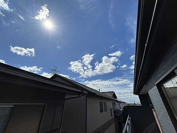 車通りの少ない閑静な住宅地、のびのびした子育てに適します。