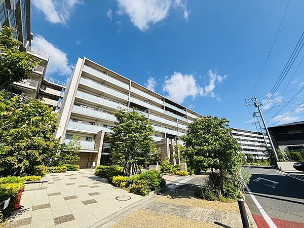 タイル張りの荘厳な外観は、マンションならでは。