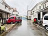 外観：住民の方が主に利用する交通量少なめの道路に面してます。 