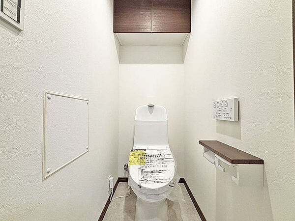 新しくお住まいになる方のことを考えて、トイレも新品に交換しました。