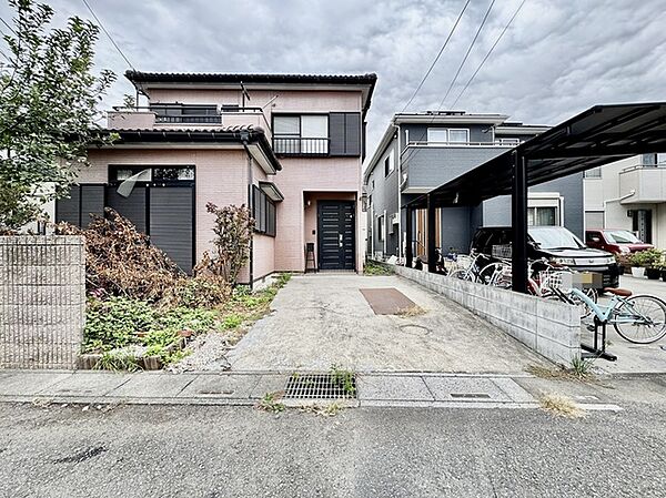 車通りの少ない閑静な住宅地、のびのびした子育てに適します。