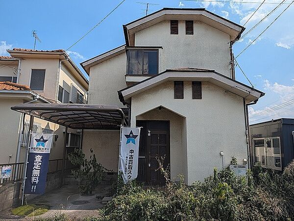 幹線道路から1本入った現地は、想像以上に静かに感じられます。