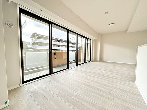 南側に大きな窓を配置、明るいリビングが出来ました。