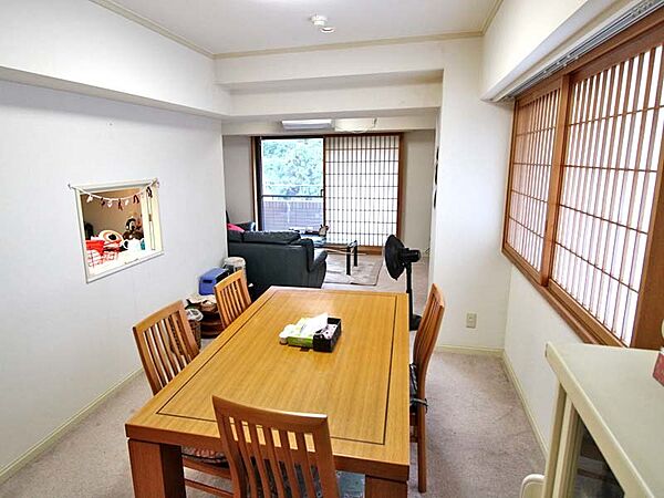 和室側から見たリビング