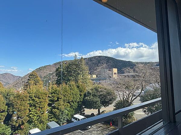 お部屋の窓から右側