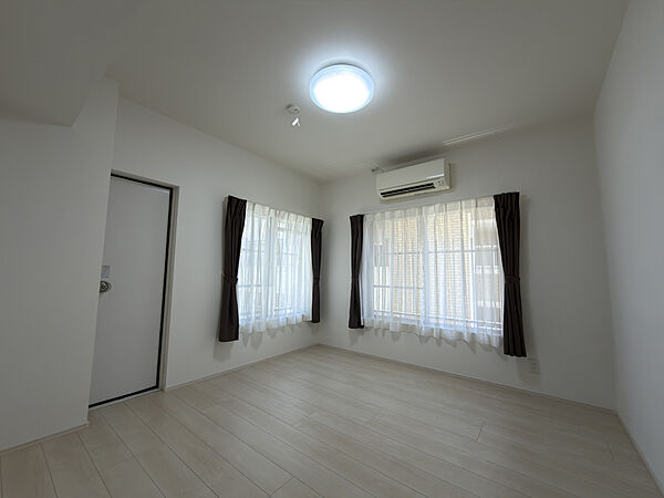 5.0帖の洋室　角部屋ならではの採光面が多く明るいお部屋です。