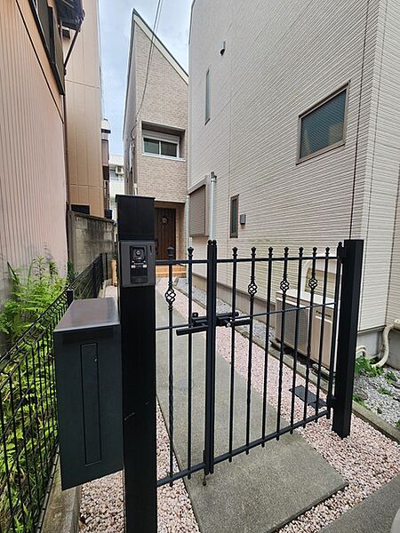 門扉付きで防犯面にも配慮。落ち着いた雰囲気の外構です。