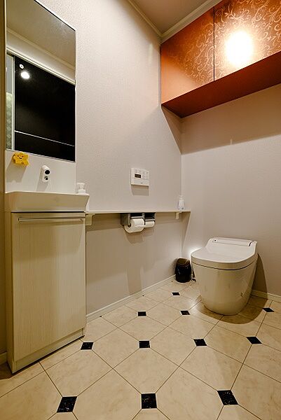 トイレまわりをすっきり保つ収納付き