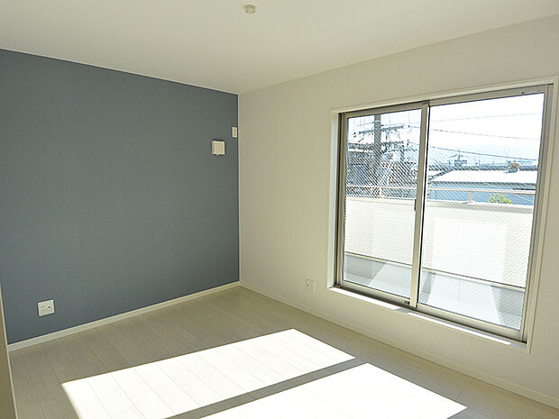 【洋室】ブルーのアクセントクロスが施された洋室。ホワイトを基調とした床材は、どんなインテリアにも合わせやすそうです。《建物価格1650万円、建物面積100m2》