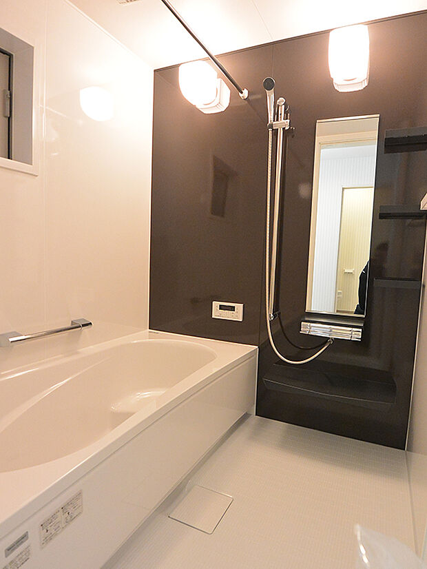 【浴室】美しい光沢が魅力の「ホーロークリーン浴室パネル」を採用。落ち着いたダークブラウン、ダークグレーのほか、ロッシュピンクなどのカラーもご用意しています。《建物価格1650万円、建物面積100m2》