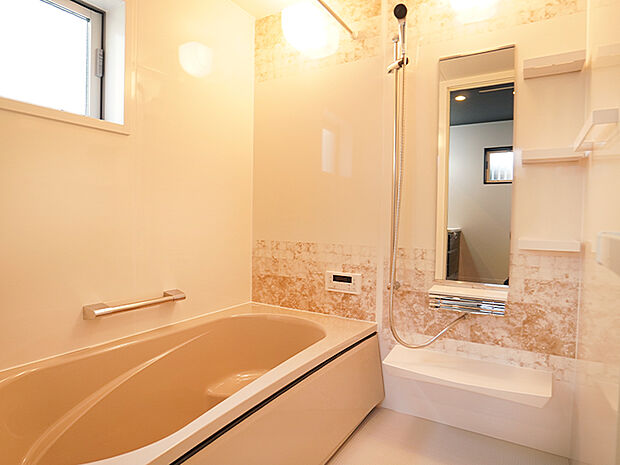 【浴室】美しい光沢が魅力の「ホーロークリーン浴室パネル」を採用。落ち着いたダークブラウン、ダークグレーの他、ロッシュピンクなど華やかなカラーもご用意。(建物価格1650万円、建物面積100m2)