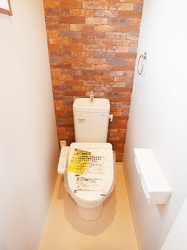 【トイレ】壁紙を使用することで、トイレも個性の溢れる空間に。背面に収納を設けるなど、お客様にとって使いやすい配置をお選びいただけます。(建物価格1650万円、建物面積100m2)