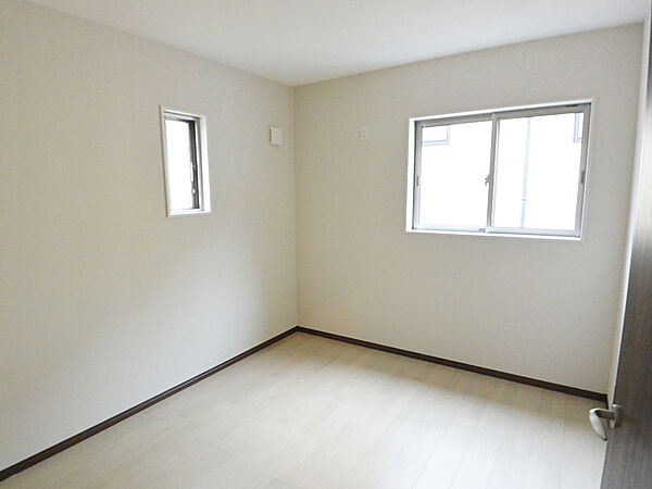 【洋室】ホワイトでまとめた居室です。子ども部屋のコンセントや窓の位置等、細かい部分も自由自在です。（建物価格1770万円、建物面積100m2）