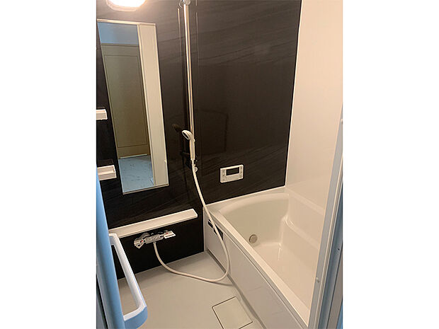 【浴室】2021年9月に新調されたシステムバスです。シャワー用スライドバーと、ボディソープやシャンプーなどを置ける棚が設置されています。(2023年9月)撮影