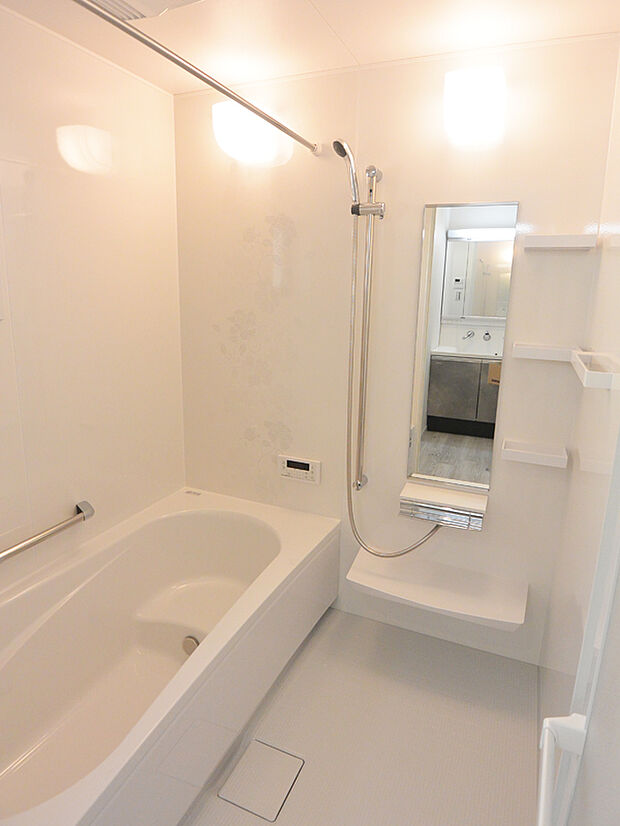 【施工例/バスルーム】美しい光沢が魅力の「ホーロークリーン浴室パネル」を採用したバスルーム。落ち着いたカラーや華やかなカラー等もご用意しています。/建物面積100m2、建物価格1650万円
