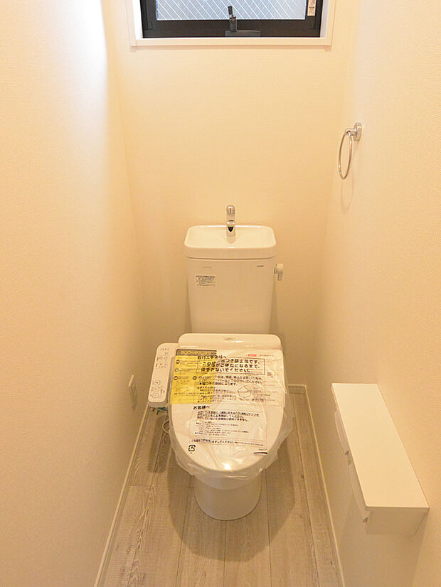 【施工例/トイレ】温水洗浄便座付きのトイレ。清潔に快適にお過ごしいただけます。トイレ内のクロス等も、お好みに合わせてセレクト可能です。/建物面積100m2、建物価格1650万円