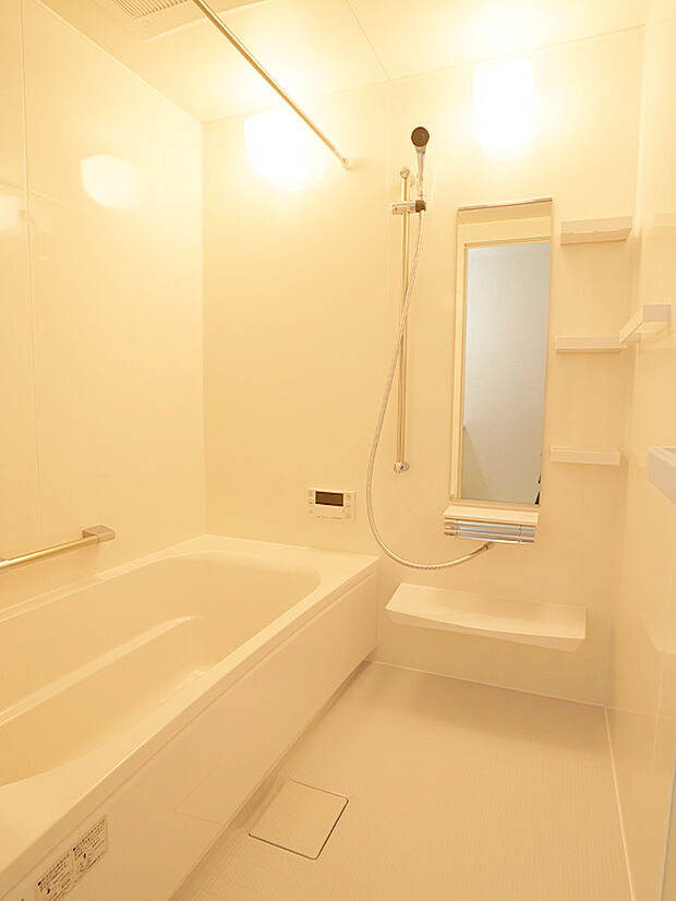 【浴室】美しい光沢が魅力の「ホーロークリーン浴室パネル」を採用。落ち着いたダークブラウンやダークグレー、華やかなロッシュピンクなどのカラーもございます。(建物価格1650万円、建物面積100m2)