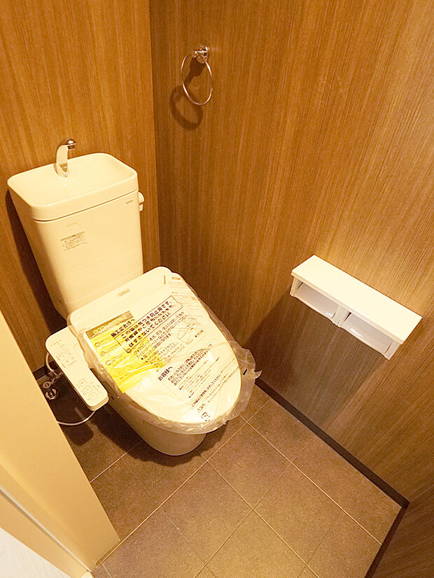 【トイレ】いつでも快適に使用できる温水洗浄便座付きのトイレ。ご希望のイメージに合わせて、お好みのクロスをお選びいただけます。(建物価格1650万円、建物面積100m2)